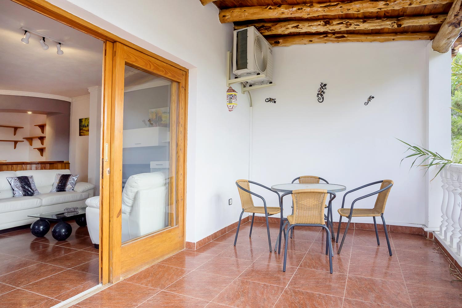 Terraza con techo de madera que se comunica con el saln